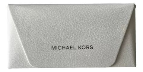 Michael Kors Estuche mediano para lentes de sol blanco.